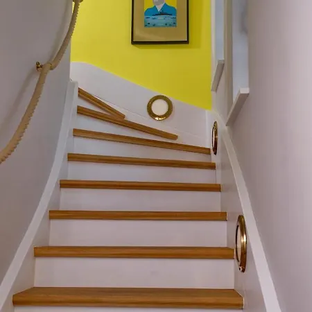 Yellow Upmarine Apartment *