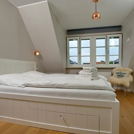 Yellow Upmarine Daire Westerland